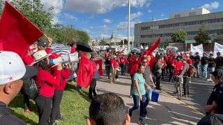 Cerca Sección 8 a integrantes de la Red de Defensa Magisterial en protesta 