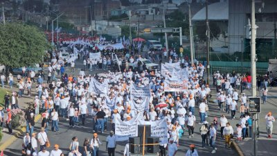 Arranca desfile del Día del Trabajo con participación de sindicatos 