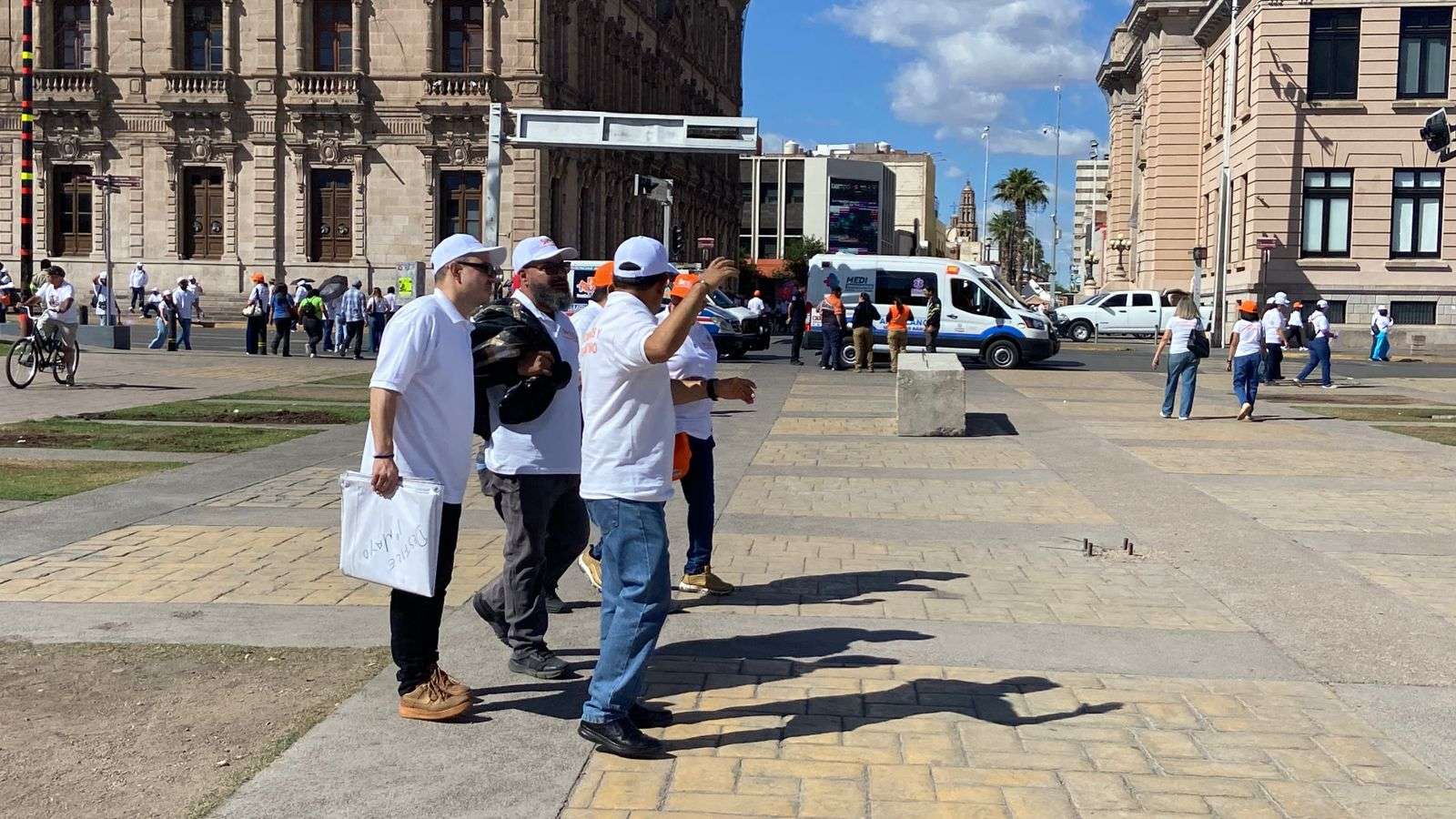 Se retiran maestros de Plaza del Ángel después de desfile