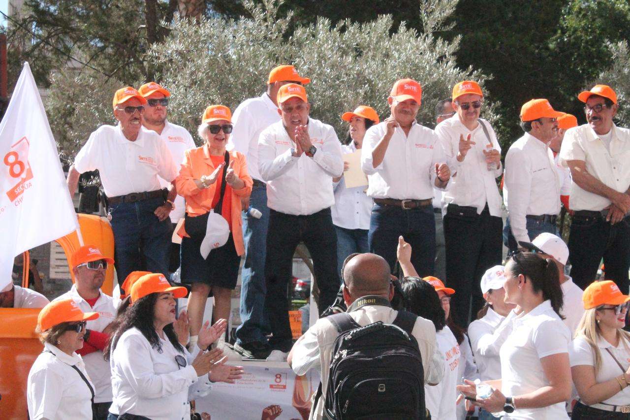 Encabeza Eduardo Zendejas contingente de la Sección 8 en desfile