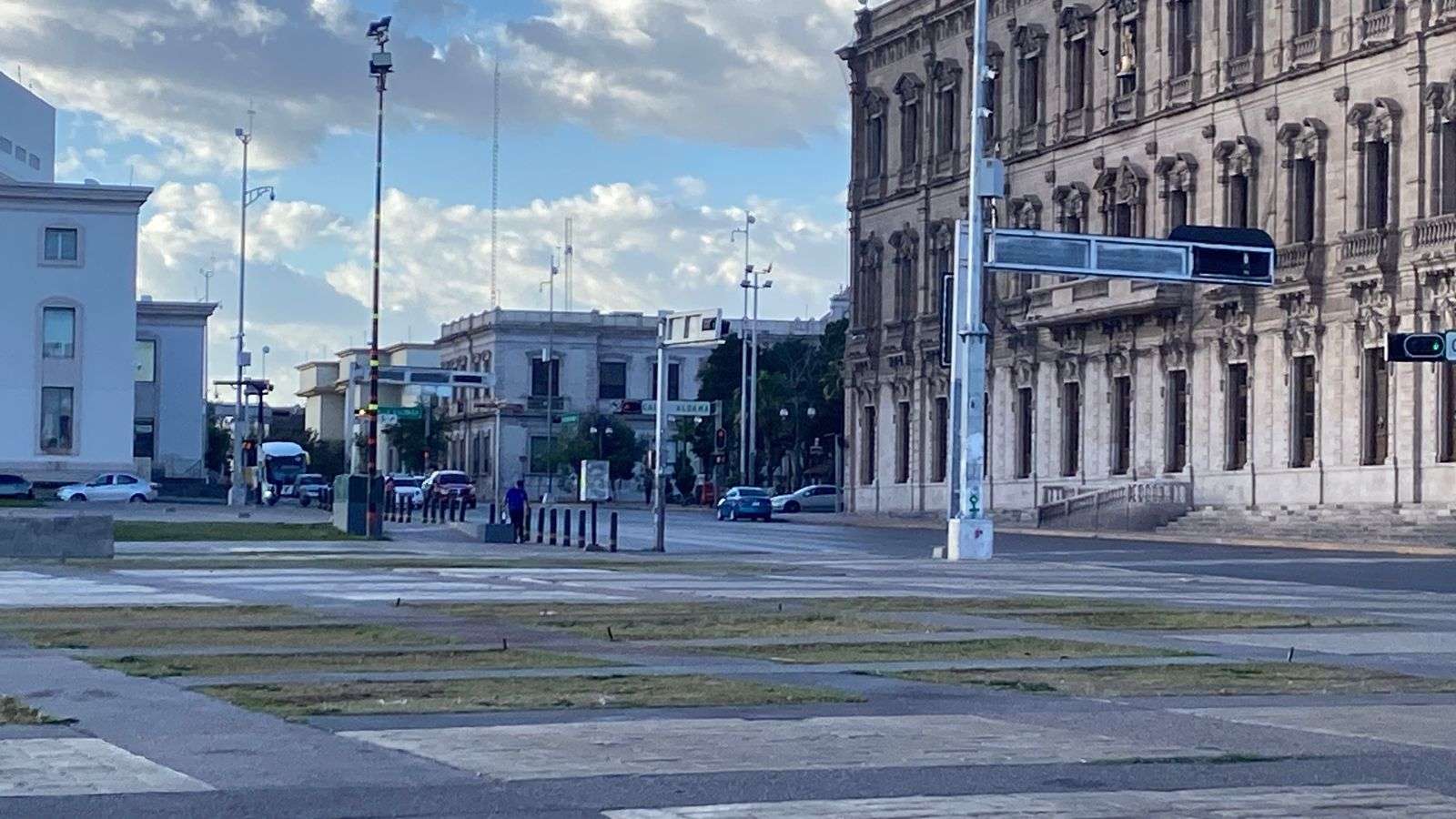 Lucen calles del centro vacías por día de asueto 