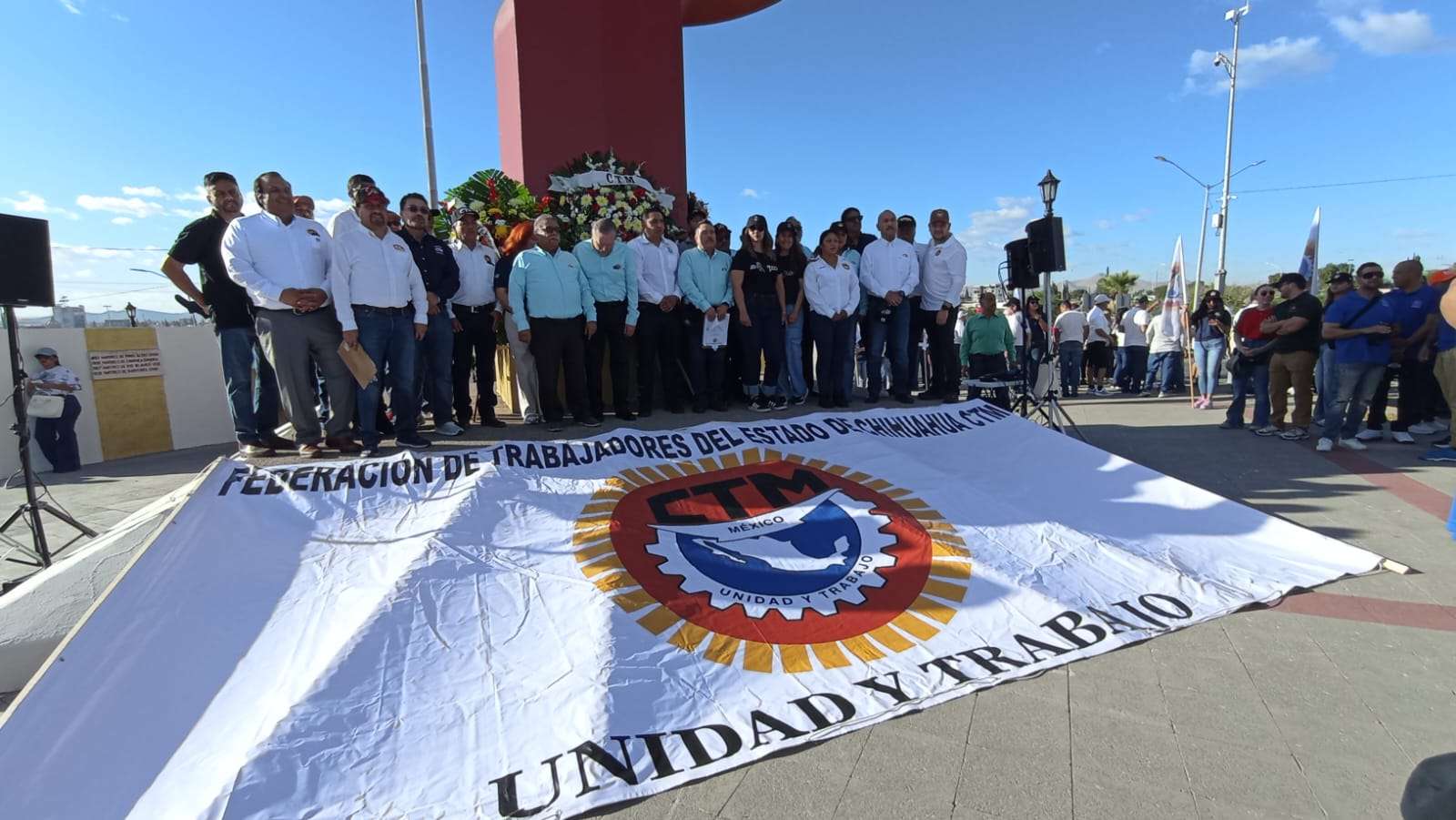 Montan líderes sindicales guardia de honor en el Monumento al Trabajo