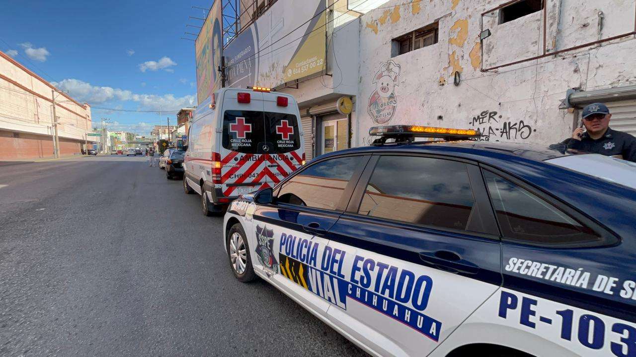 Resulta herida al ser atropellada en el centro 