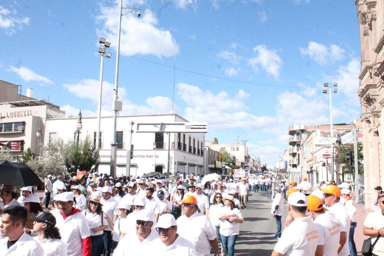 Encabeza Eduardo Zendejas contingente de la Sección 8 en desfile