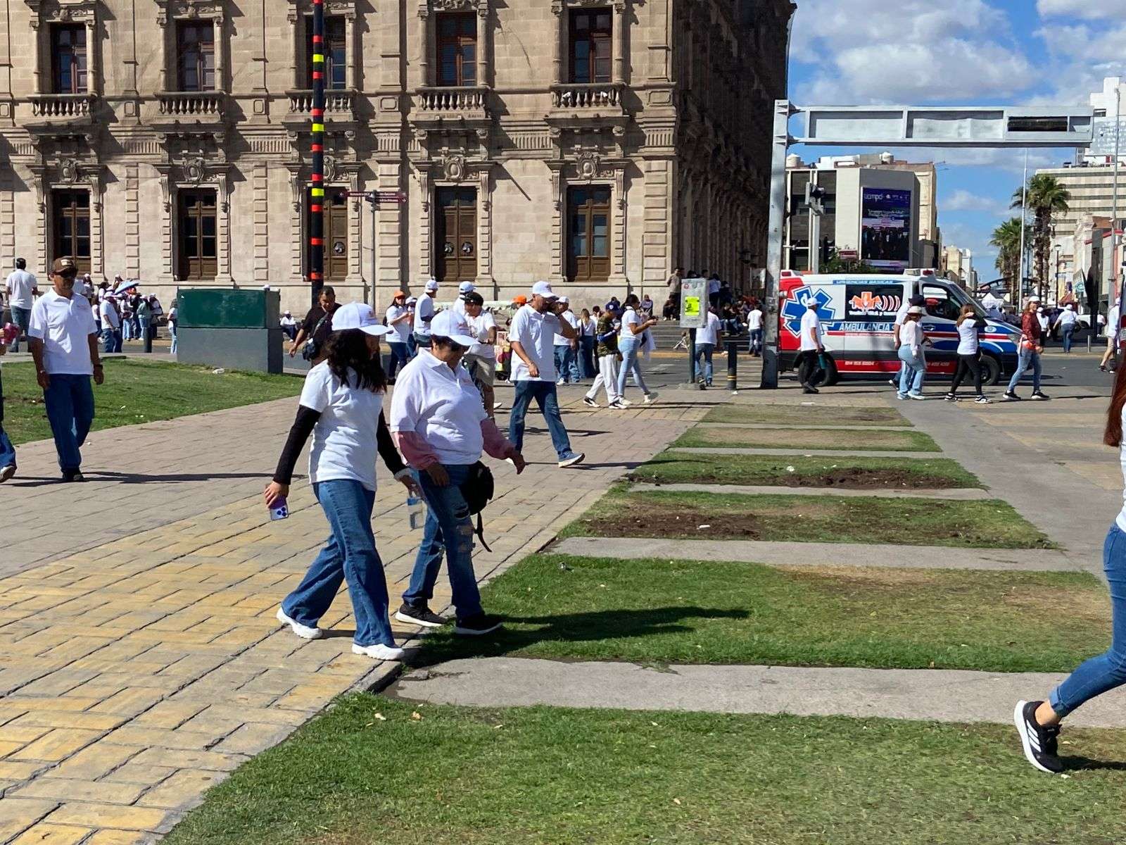 Se retiran maestros de Plaza del Ángel después de desfile