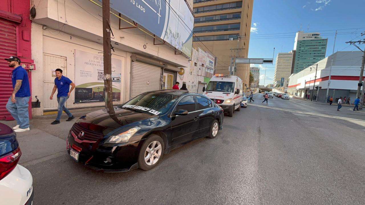 Resulta herida al ser atropellada en el centro 