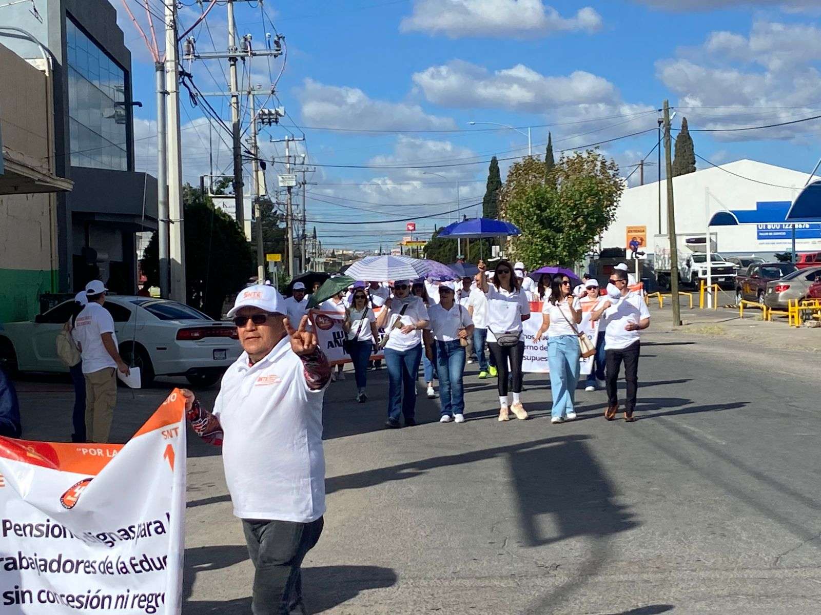 Desfilan más de 2 mil maestros de la Sección 42 rumbo al Ángel