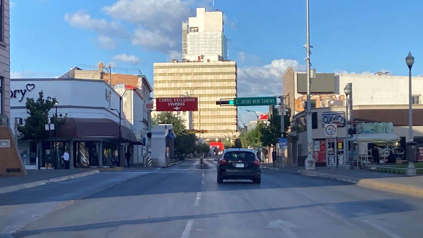 Lucen calles del centro vacías por día de asueto 