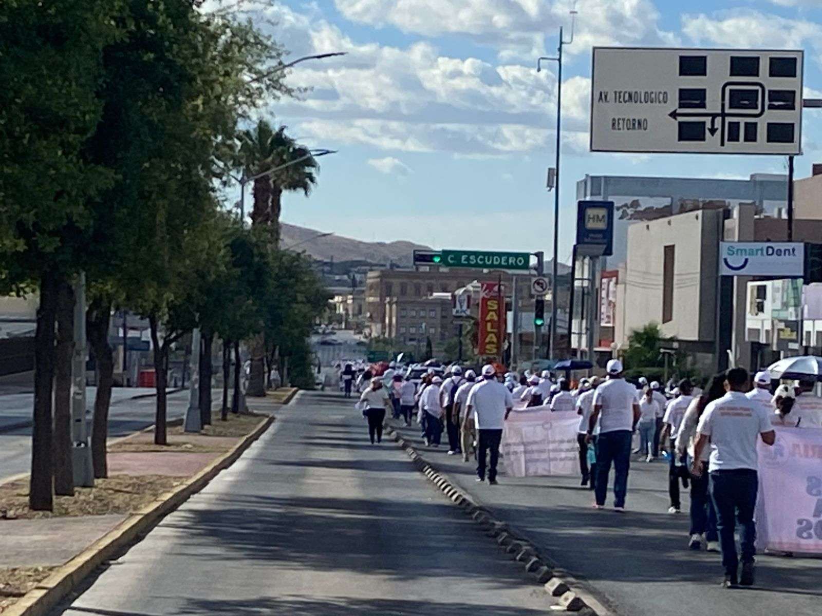 Desfilan más de 2 mil maestros de la Sección 42 rumbo al Ángel