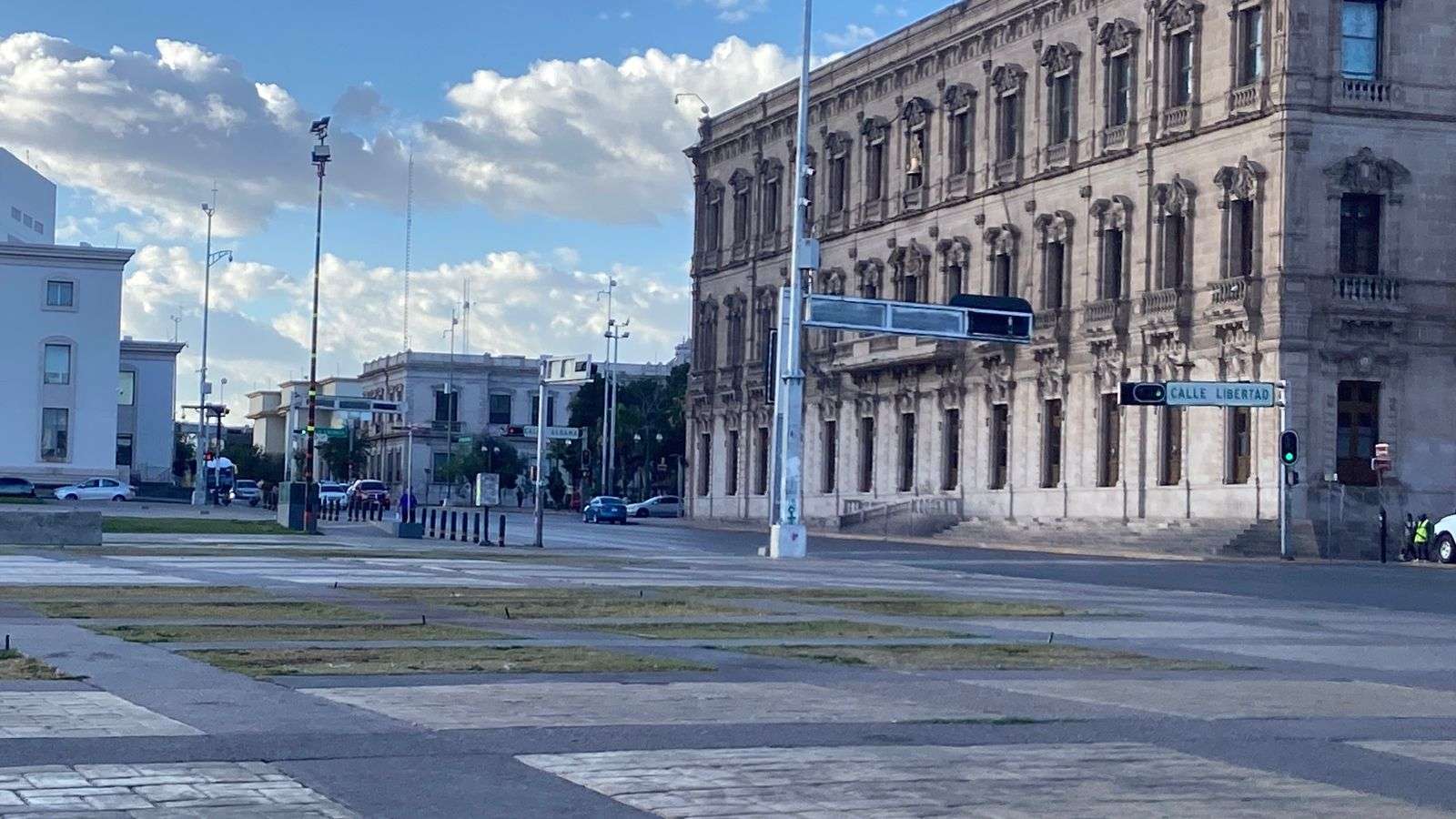 Lucen calles del centro vacías por día de asueto 