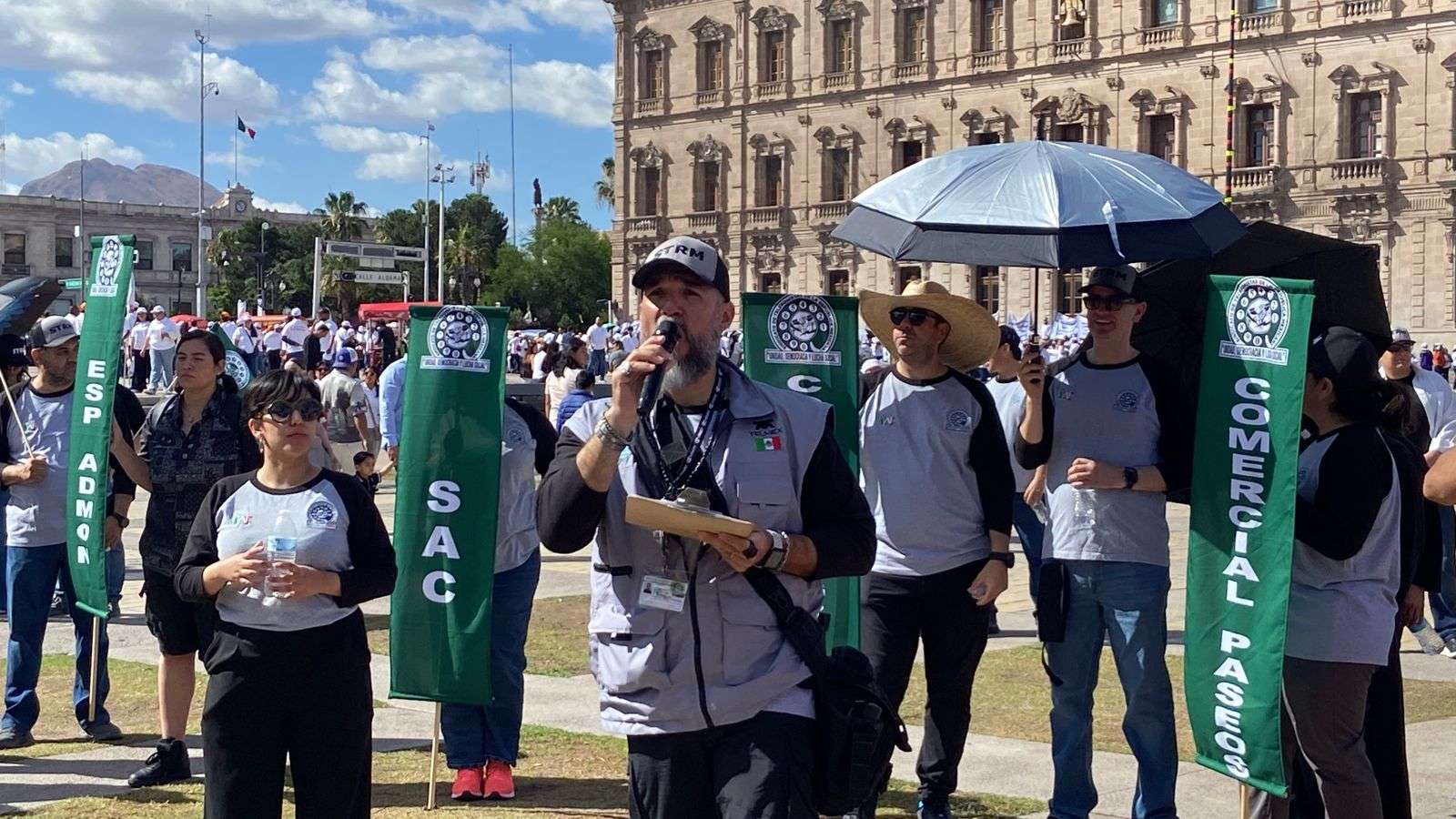 Protesta contingente de telefonistas y del Monte de Piedad en el Ángel