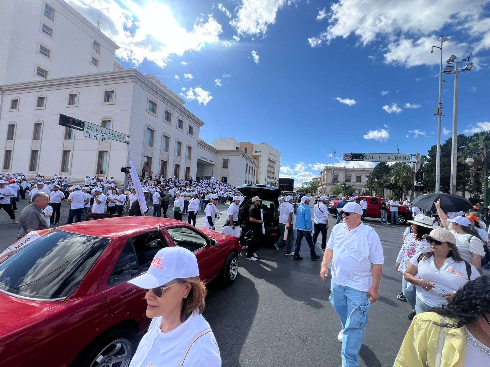 Acompañan guitarras y bocinas la marcha del Día del Trabajo