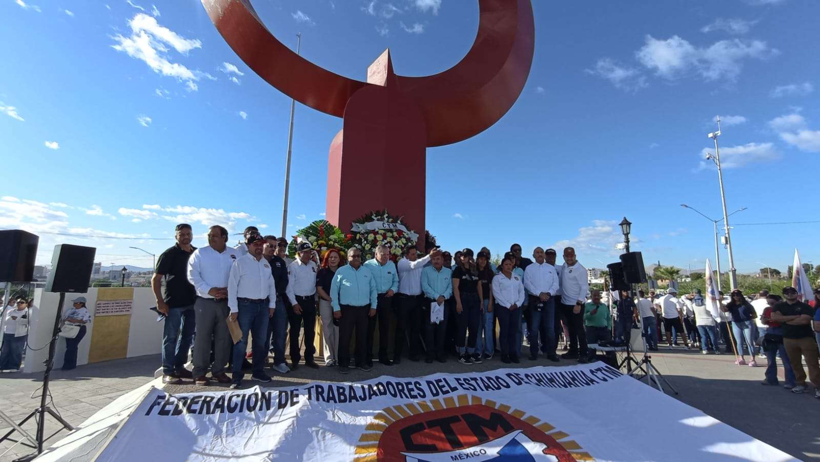 Montan líderes sindicales guardia de honor en el Monumento al Trabajo
