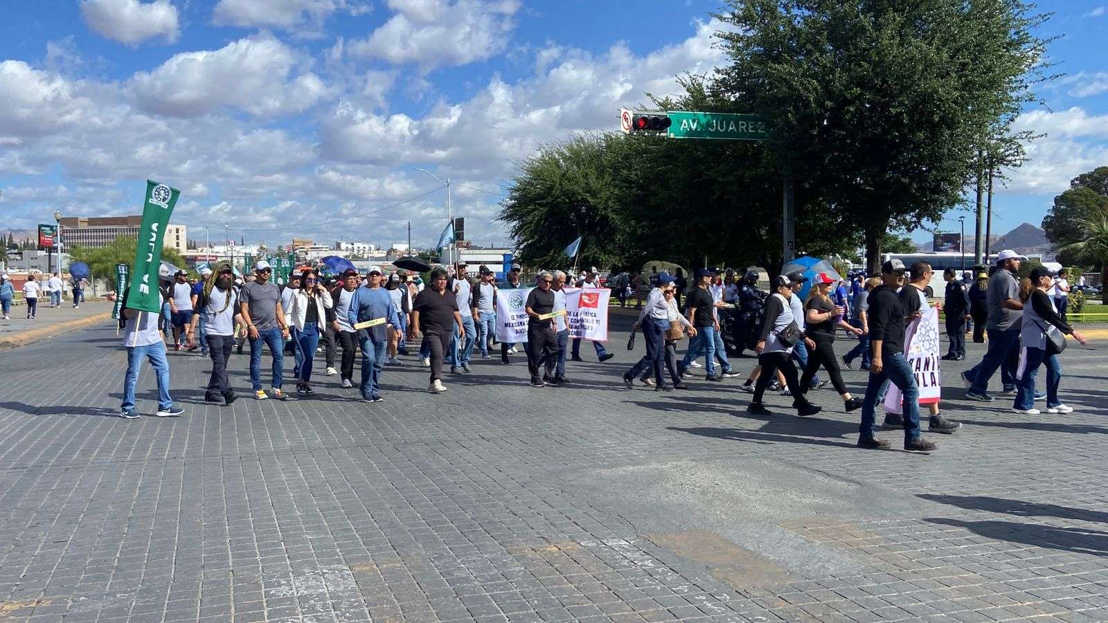 Protesta contingente de telefonistas y del Monte de Piedad en el Ángel