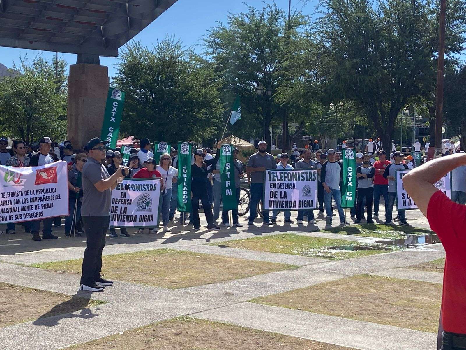 Protesta contingente de telefonistas y del Monte de Piedad en el Ángel