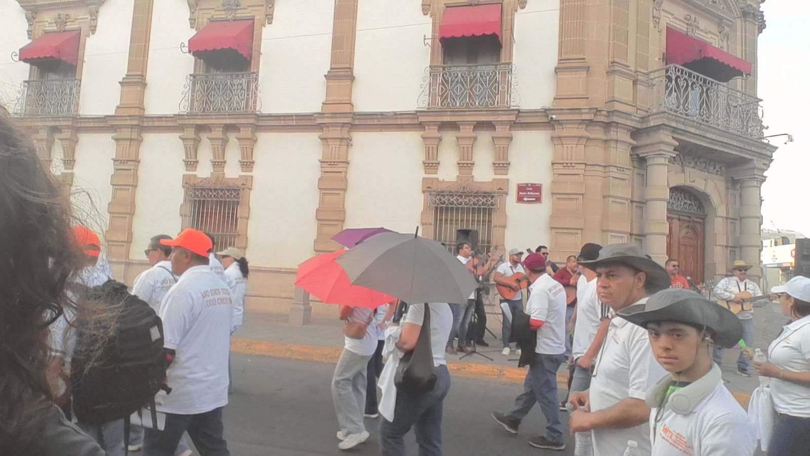 Acompañan guitarras y bocinas la marcha del Día del Trabajo