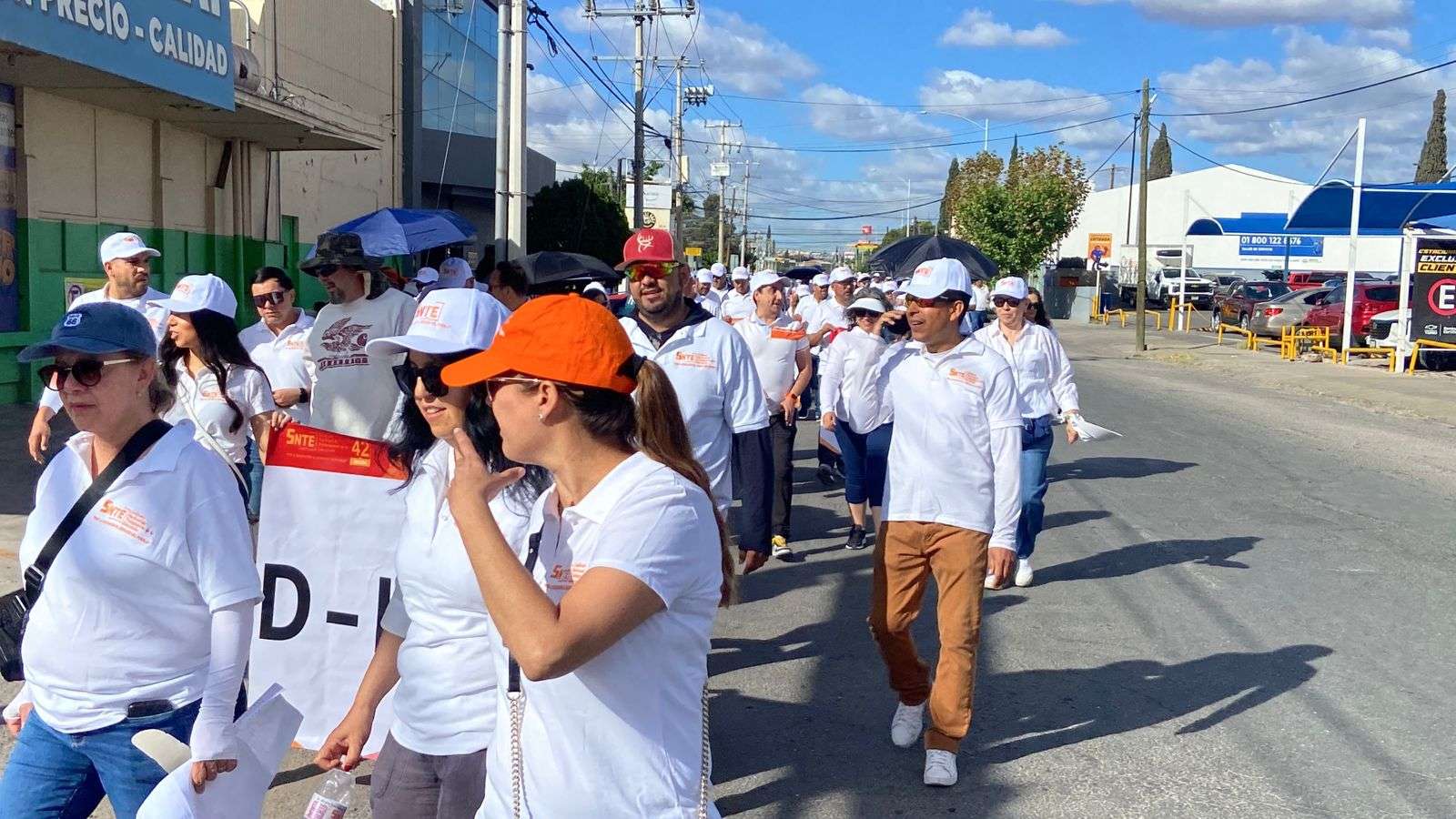 Desfilan más de 2 mil maestros de la Sección 42 rumbo al Ángel