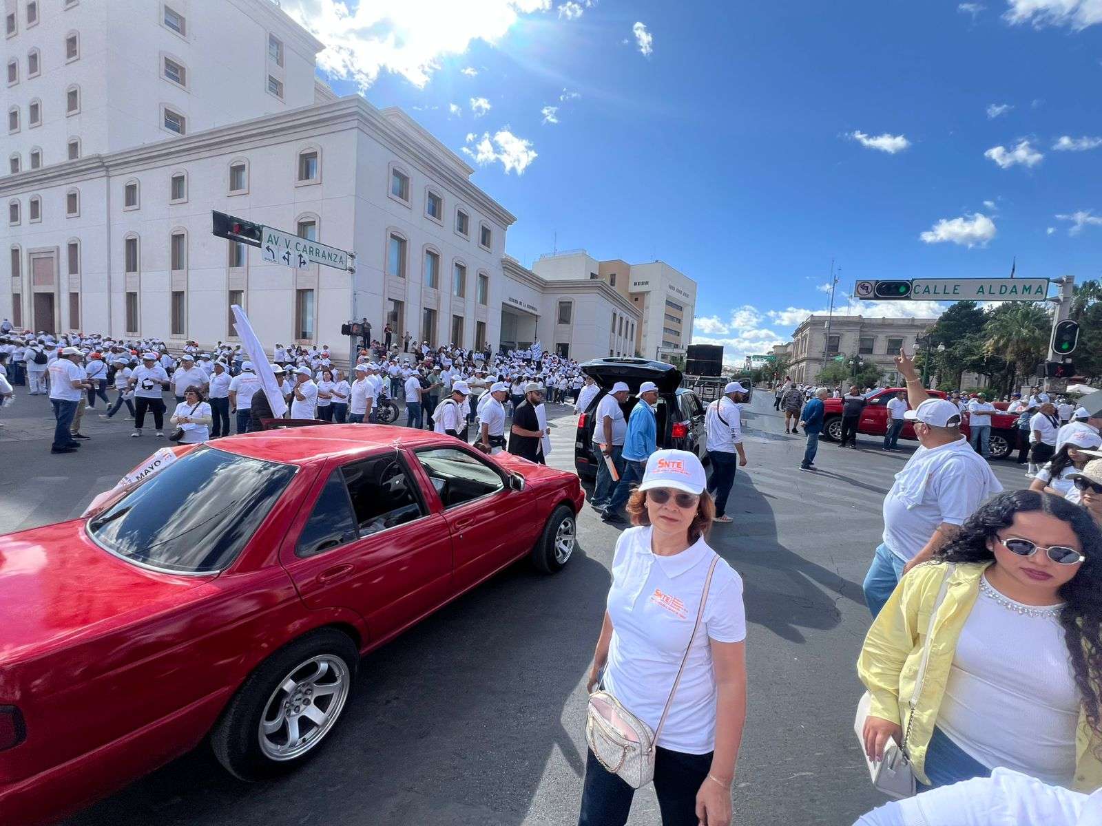 Acompañan guitarras y bocinas la marcha del Día del Trabajo
