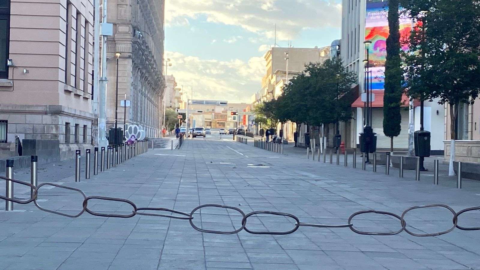 Lucen calles del centro vacías por día de asueto 
