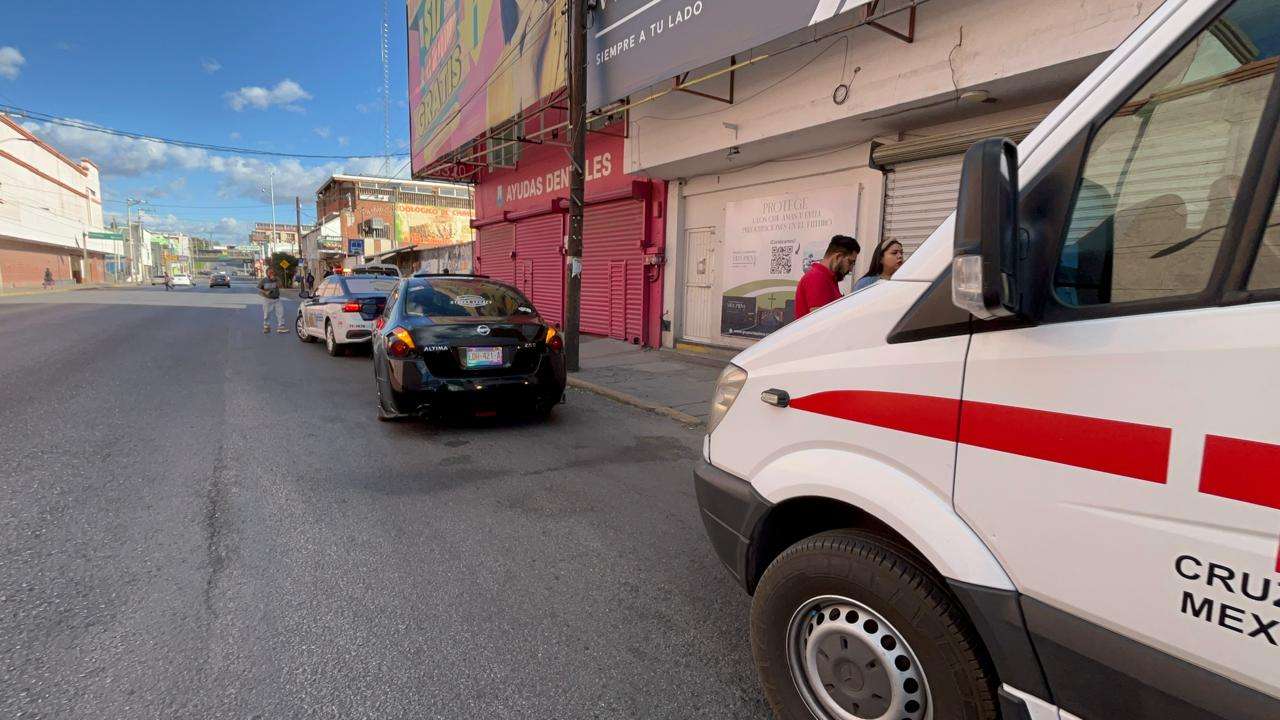 Resulta herida al ser atropellada en el centro 