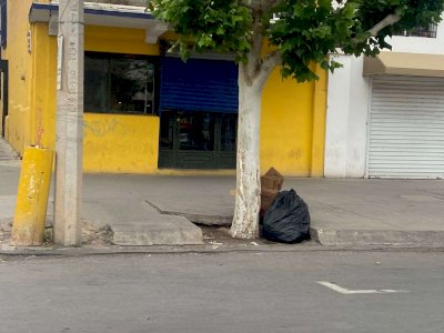 Amanecen calles del centro con basura 