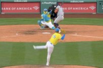 Rompe Samaniego el casco de Walker tras recibir el golpe 