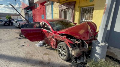 Omite alto y proyecta a vehículo contra poste en la Niños Héroes