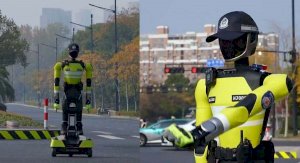 Despliega China policías robot para regular el tráfico