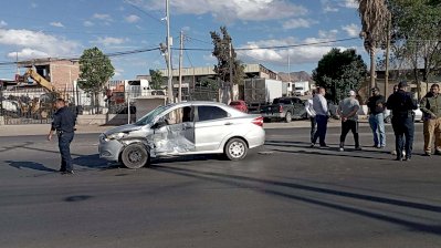 Provoca choque al omitir alto en la carretera a Cuauhtémoc