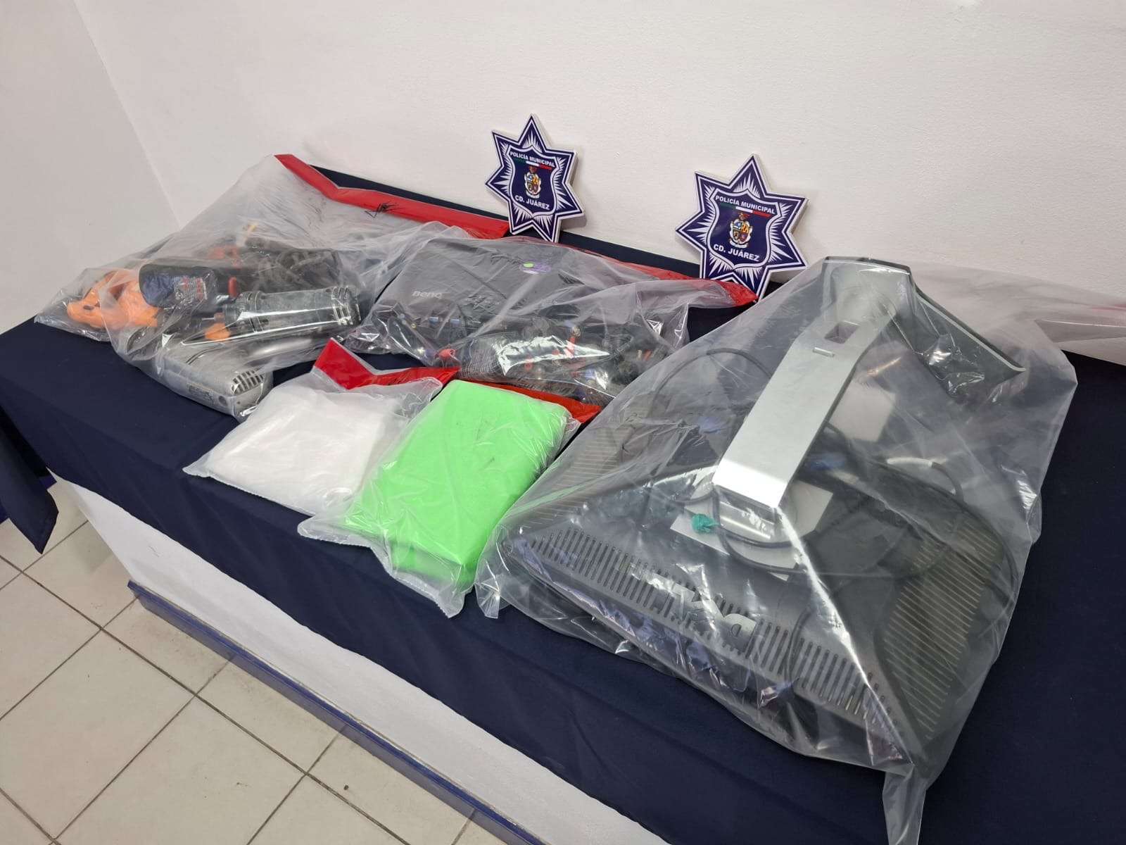 Roban Iglesia; arrestan a tres