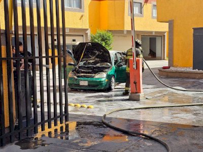 Sofocan incendio de vehículo en motel en la avenida Tecnológico