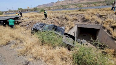 Pierde el control y termina en canal en la carretera Chihuahua-Delicias