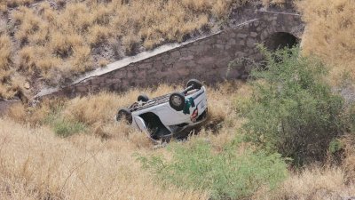 Muere tras caer en su vehículo a un arroyo en la vía Delicias-Chihuahua