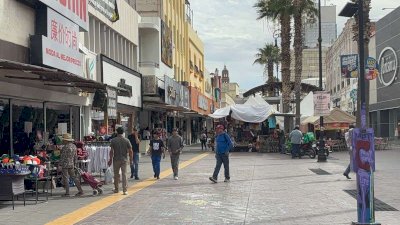 Disfrutan chihuahuenses del último día de puente en el Centro 