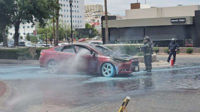 Se incendia vehículo en Distrito 1 y moviliza a cuerpos de emergencia