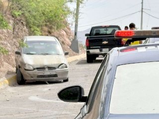Choca vehículo contra banqueta en la carretera a Aldama 