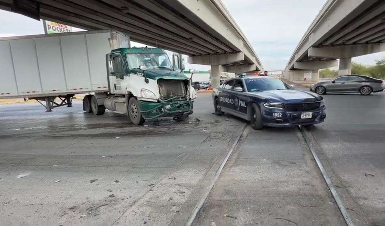 Accidente entre tráiler y tren deja un lesionado en López Mateos