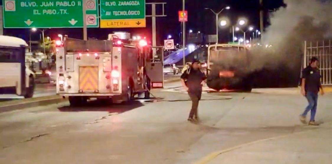 Se incendia camión de transporte de personal, obreros logran bajar