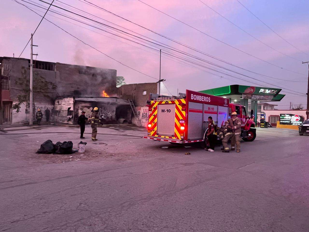 Se incendia inmueble abandonado en Barrio Alto