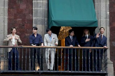 Llega BTS a México; saludan a las Army desde Palacio Nacional