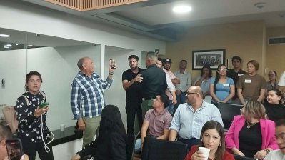 Sacan a uno del Congreso por lanzar insultos durante sesión