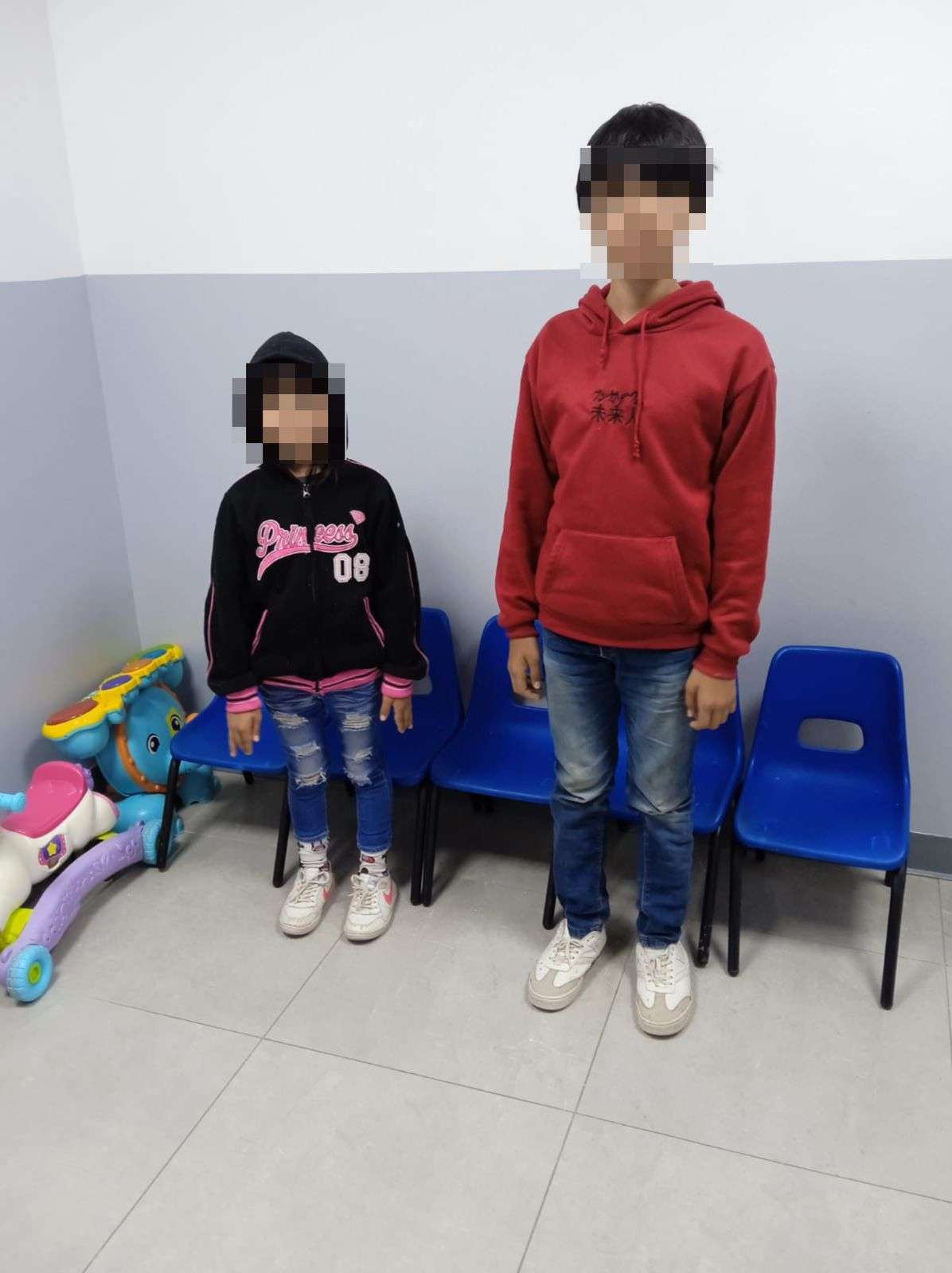 Piden apoyo para encontrar a familia de dos niños extraviados