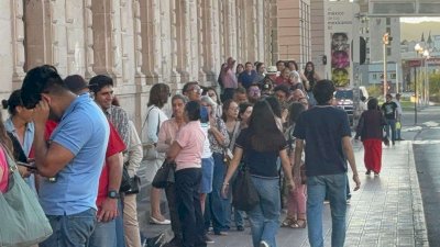 Forman largas filas para concierto homenaje a José José en Palacio