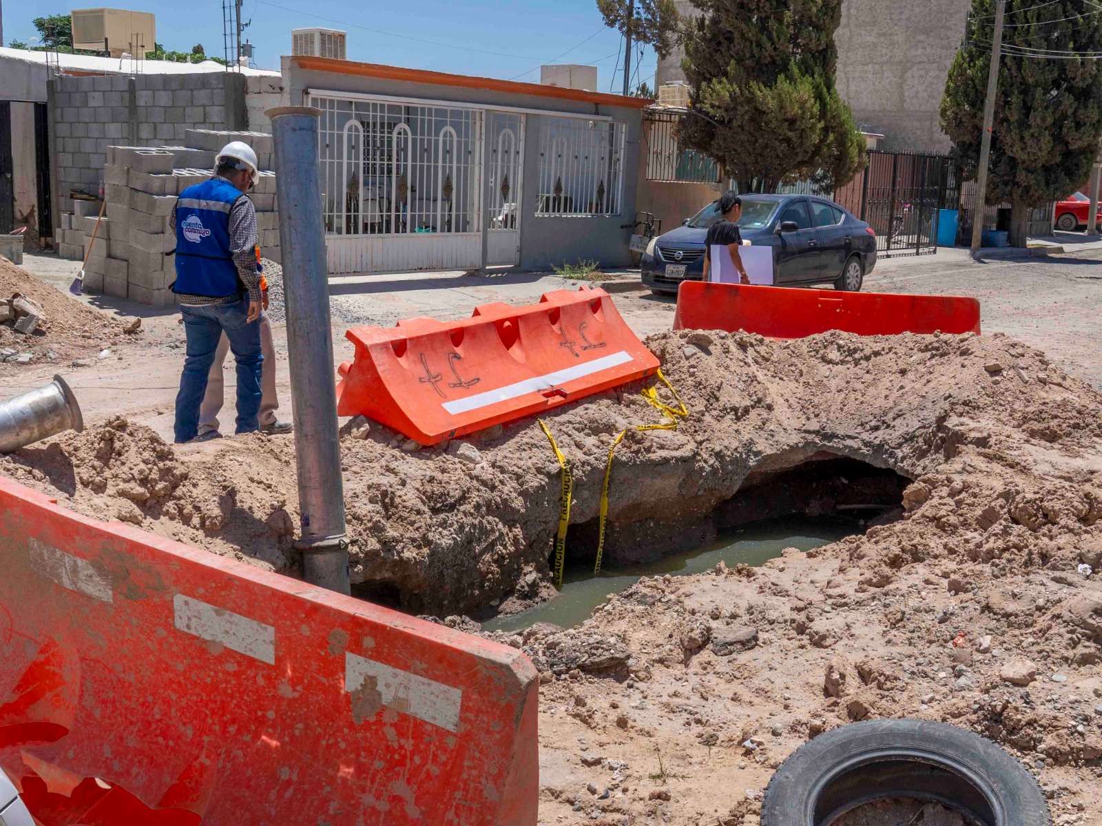 Realizan reposición de línea de alcantarillado en la calle Aerostática
