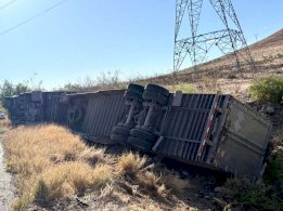 Vuelca tractocamión de Cebollas en carretera a Delicias 