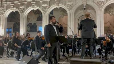 Festejan a mamás chihuahuenses con tributo a José José en Palacio