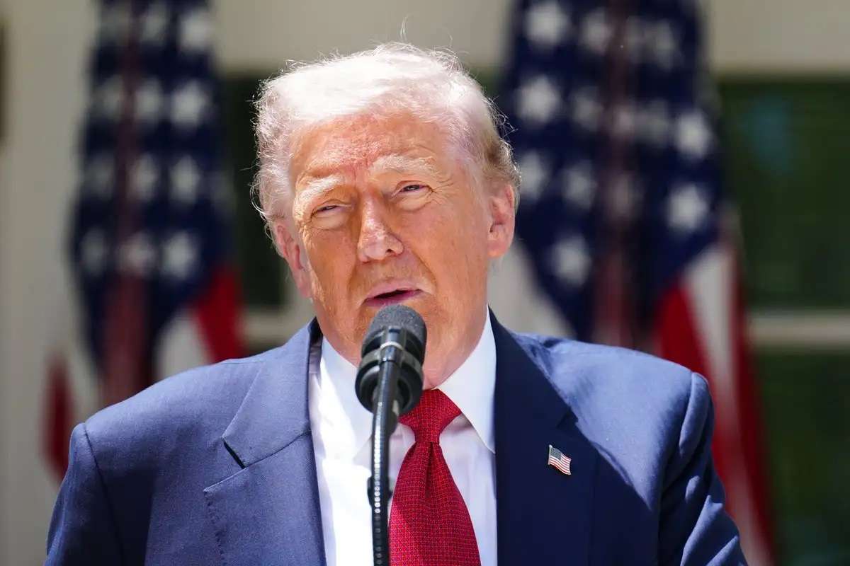 Insiste Trump que cárteles gobiernan México; amenaza con actuar
