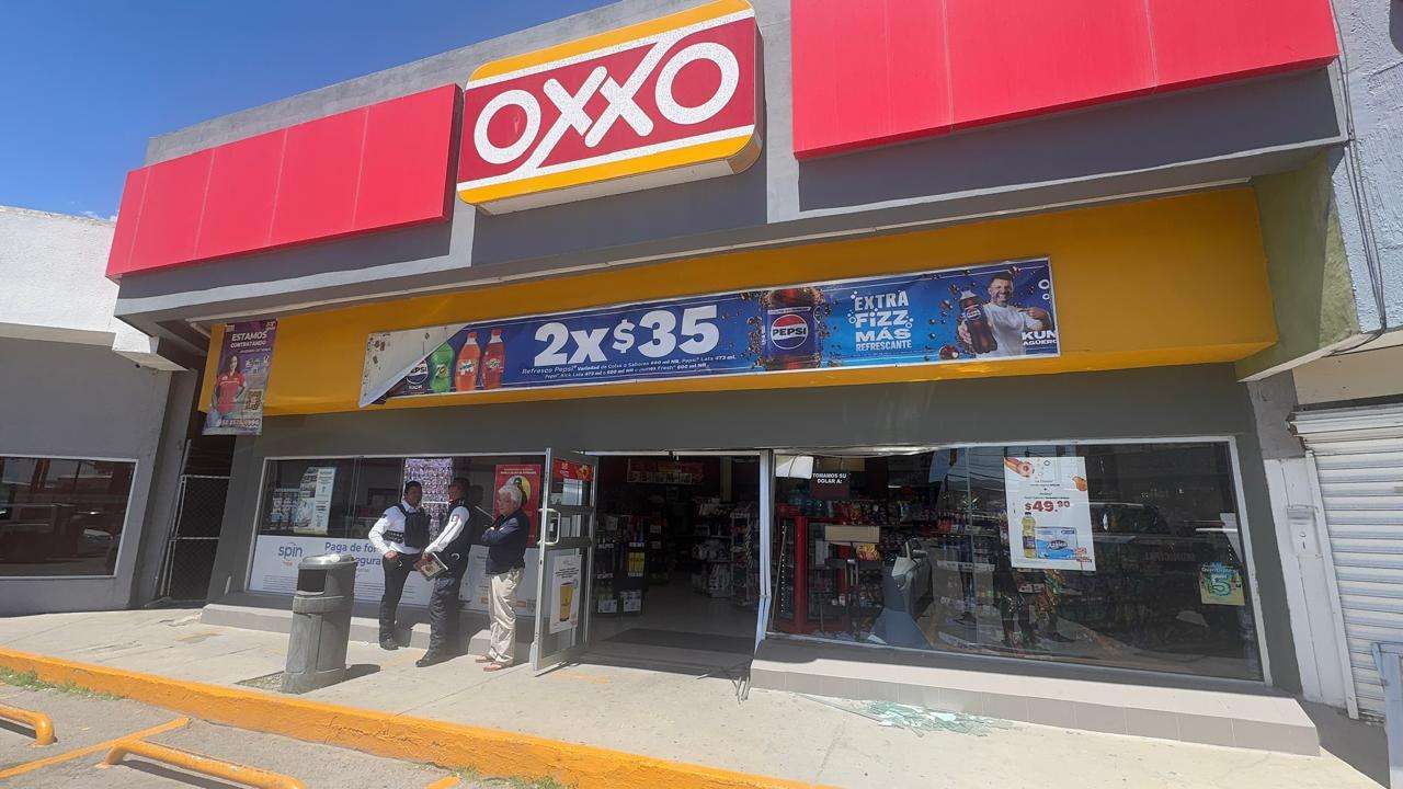 Conductora pierde el control y se mete a Oxxo 