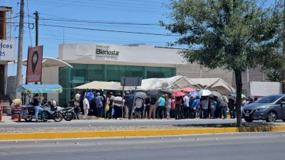Esperan adultos mayores bajo intenso sol para cobrar apoyo Bienestar