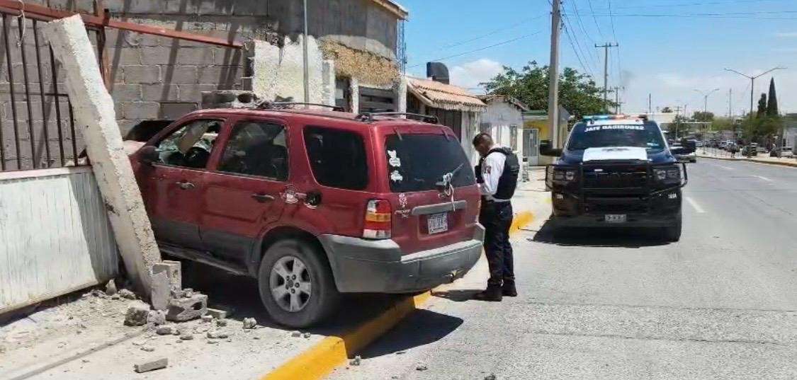 Conductora pierde control y se impacta contra vivienda detrás del panteón municipal